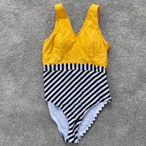 Cupshe one piece bathing suit Medium